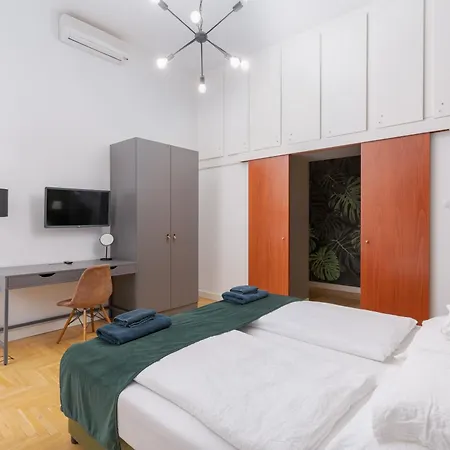 Faces Of Jungle - Funky Design In Vibrant Centre Appartement