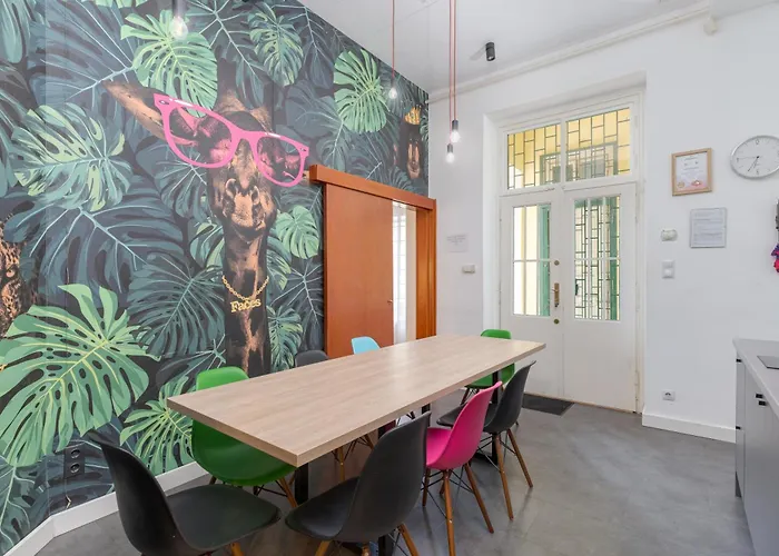 Faces Of Jungle - Funky Design In Vibrant Centre