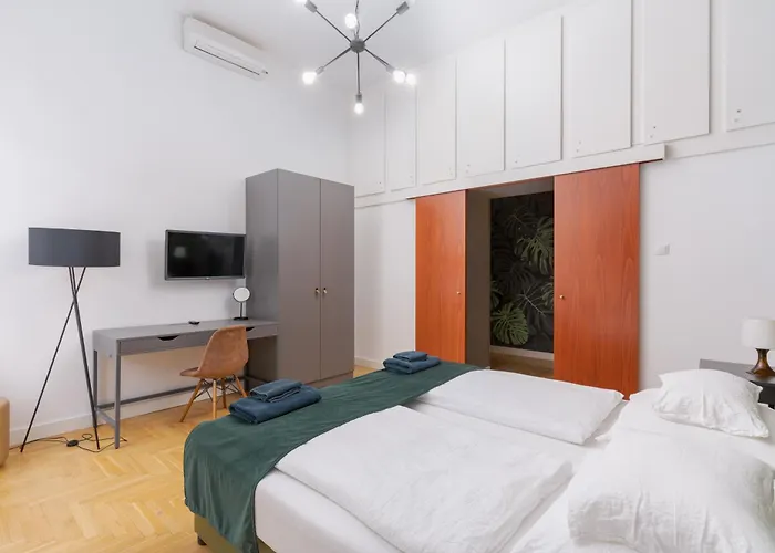 Faces Of Jungle - Funky Design In Vibrant Centre Appartement