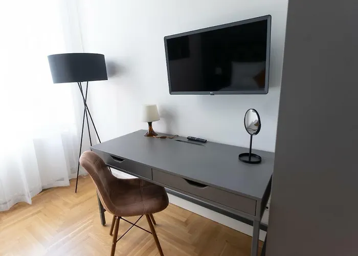 Faces Of Jungle - Funky Design In Vibrant Centre Appartement