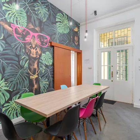 Faces Of Jungle - Funky Design In Vibrant Centre