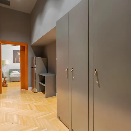 Faces Of Jungle - Funky Design In Vibrant Centre Appartement