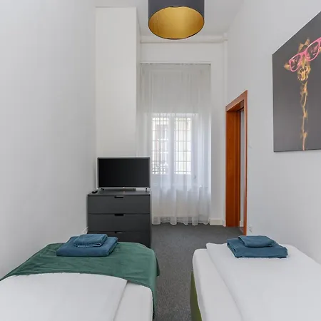 Faces Of Jungle - Funky Design In Vibrant Centre Apartament *