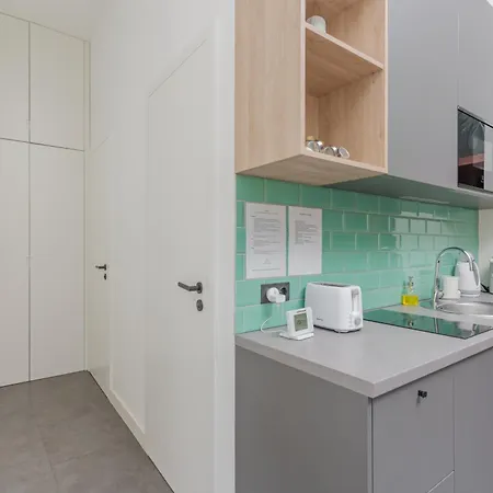 Faces Of Jungle - Funky Design In Vibrant Centre Apartmán