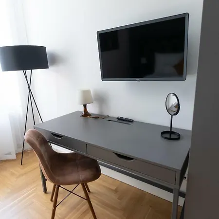 Faces Of Jungle - Funky Design In Vibrant Centre Apartament